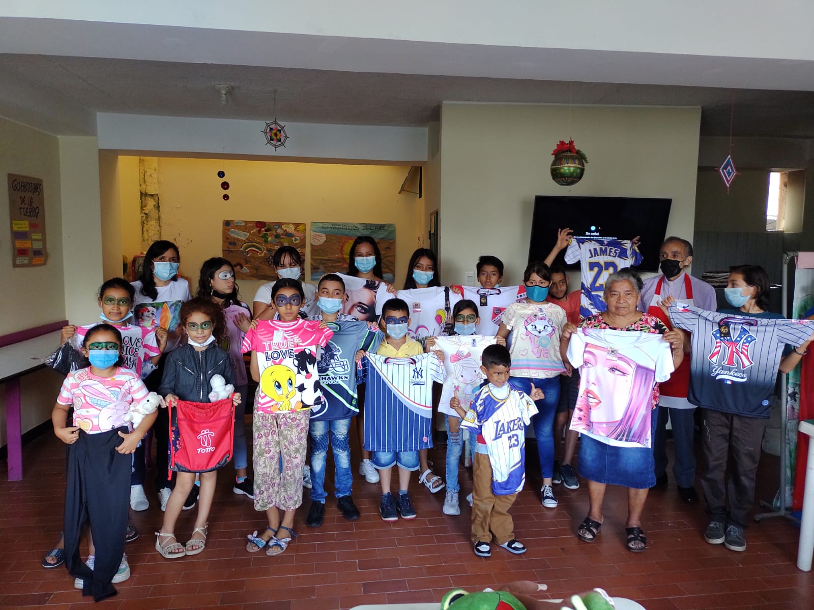 Pfarrer Israel (r.) mit den Kindern in San Marcos.